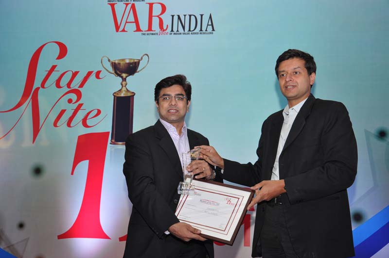 Mr. Harsh Chitale,CEO_HCL Info Systems giving away award to LENOVO